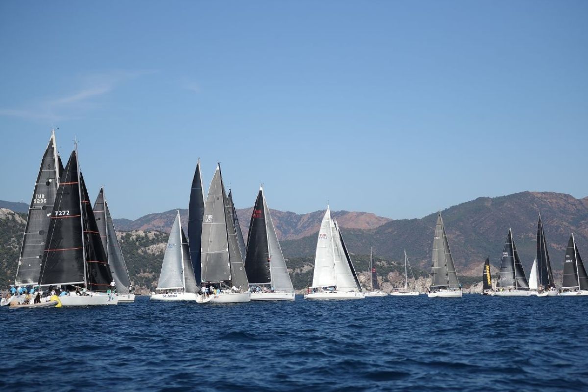 Яхты на старте оффшорной гонки Hemithea Regatta в Эгейском море