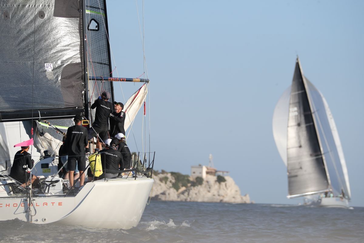Прибрежная гонка Hemithea Regatta, яхты в заливе , Турция