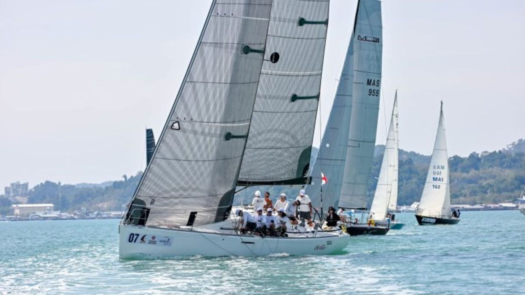 Яхты после старта гонки Langkawi Regatta
