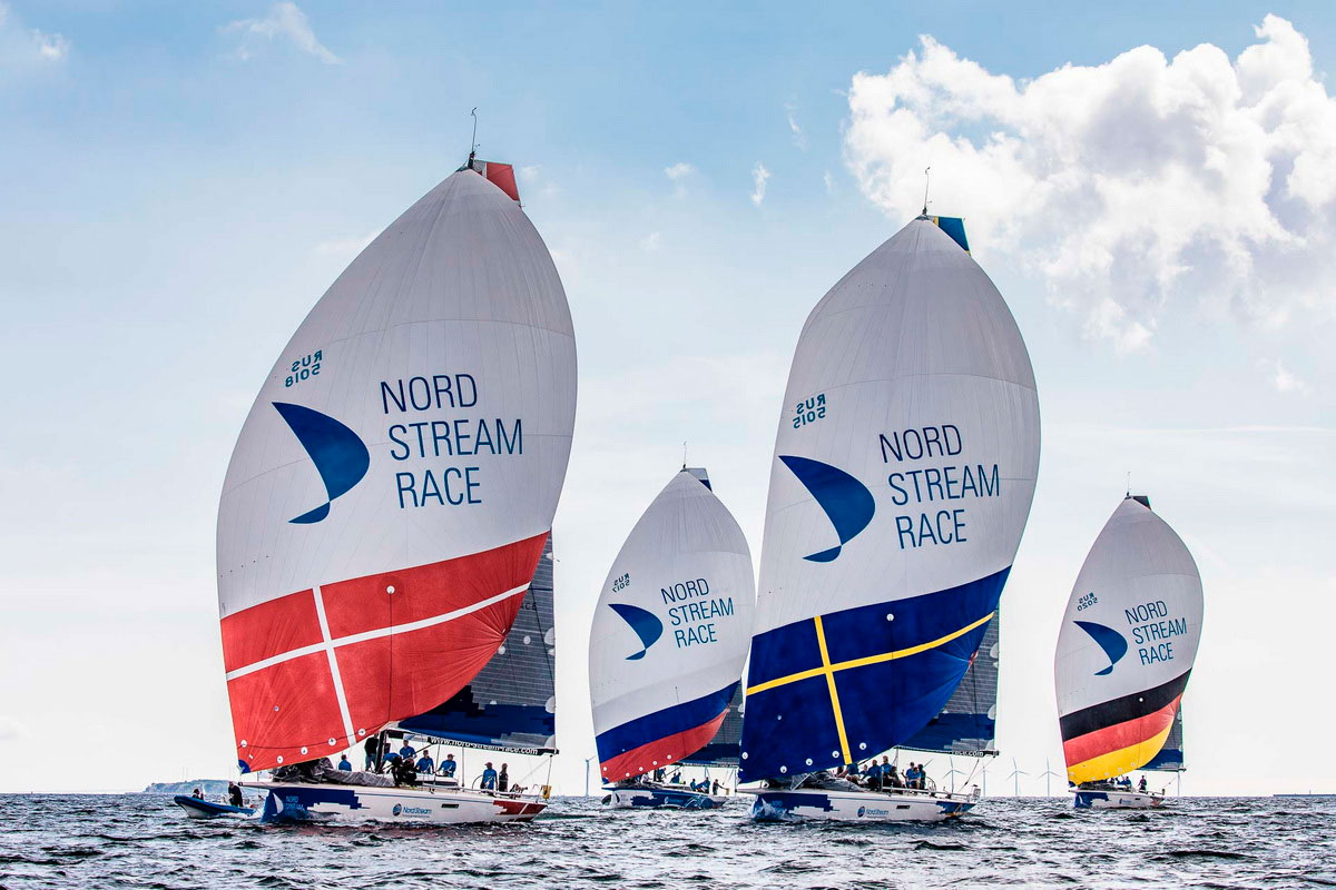 Спортивная парусная регата на яхтах в Средиземном море