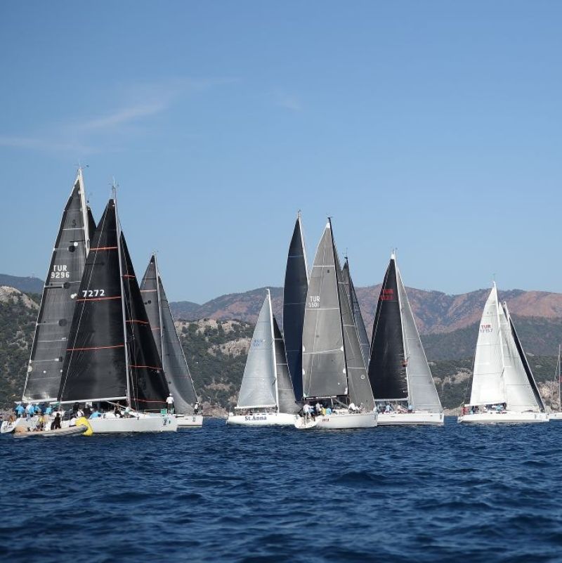 Команда яхтсменов на борту Bavaria 46 во время гонки Hemithea Regatta
