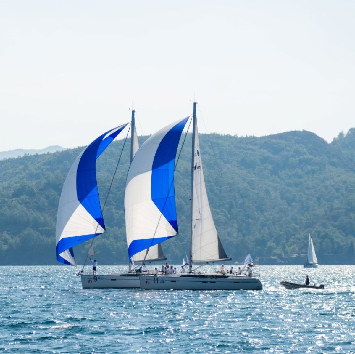 Гоночная яхта Bavaria 46 под парусами в Эгейском море во время Hemithea Regatta