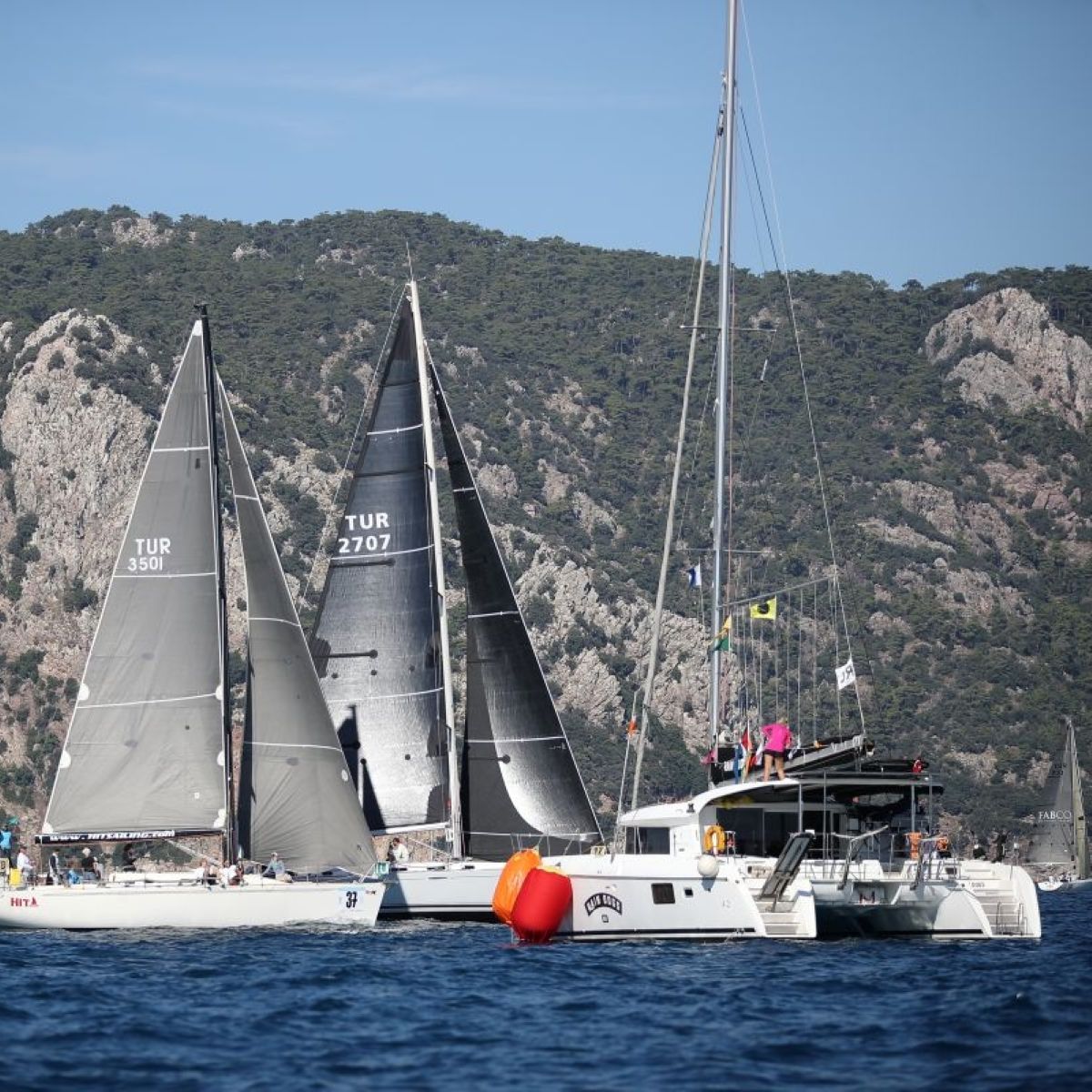 Гоночная яхта во время прибрежной гонки Hemithea Regatta в заливе Хисароню, Турция