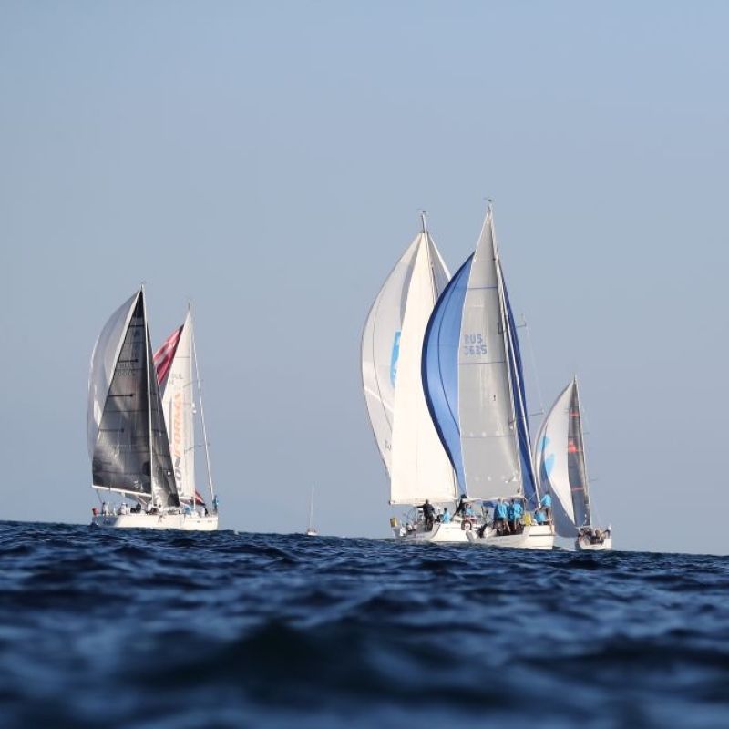Гоночная яхта Bavaria 46 в бухте Орхание на закате, Турция