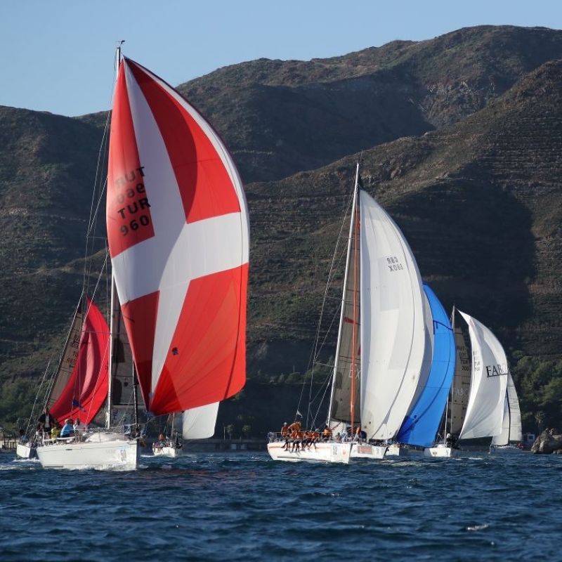 Яхты на старте оффшорной гонки Hemithea Regatta в Эгейском море