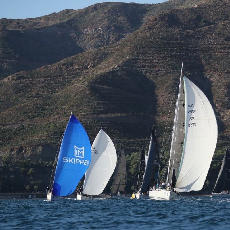 Команда яхтсменов празднует финиш регаты Hemithea Regatta в марине Орхание