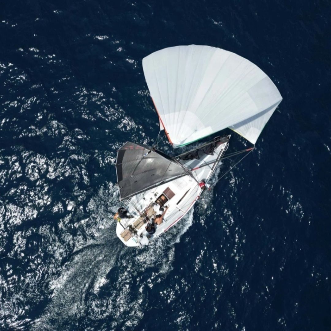 Спокойная гавань и яхты, готовящиеся к оффшорной гонке Loryma CUP