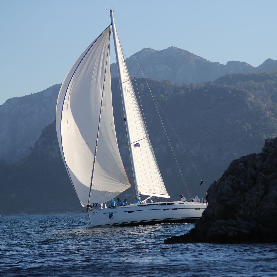 Яхта на регате Loryma CUP под парусами в солнечный день