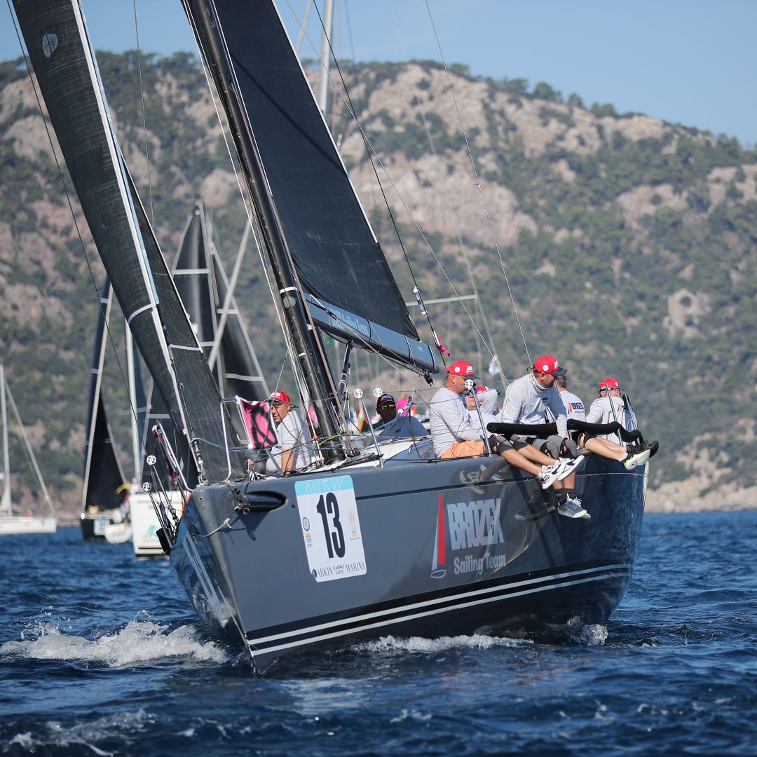 Команда яхтсменов на борту во время регаты Loryma CUP